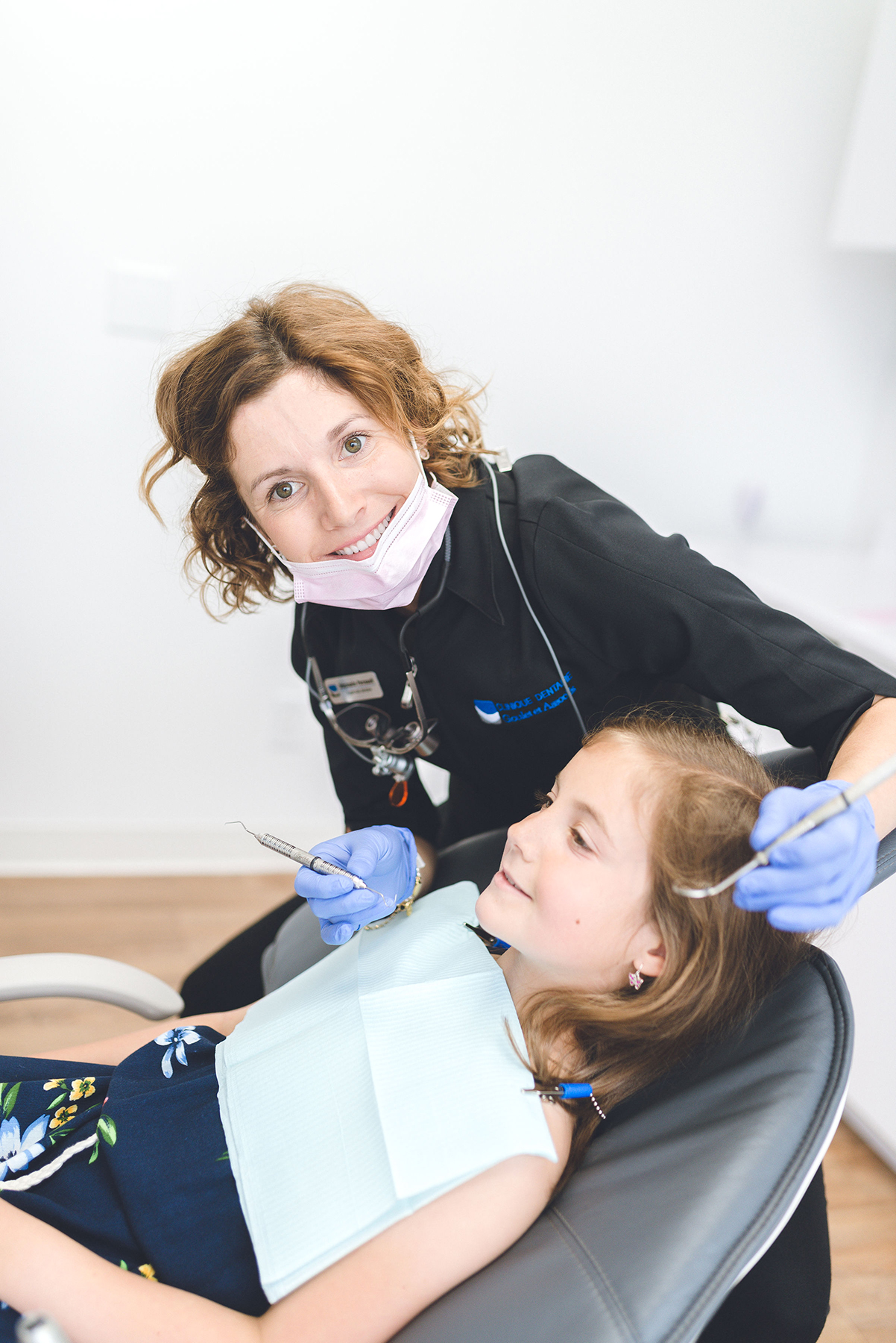 Une dentiste avec sa jeune patiente à la clinique